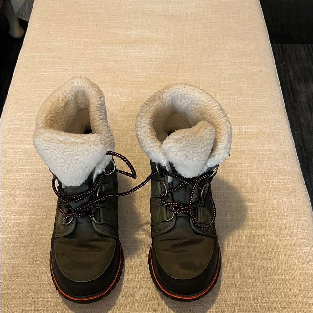 Sorel Women's Lace Up Boots - Olive and Cream